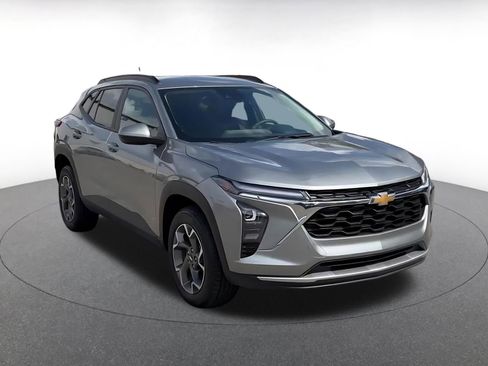 Used 2025 Chevrolet Trax LT FWD image 2