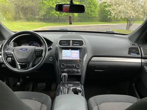 Used 2018 Ford Explorer XLT w/ Equipment Group 201A AWD/4WD image 13