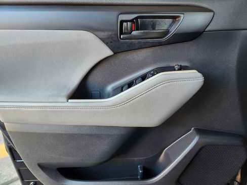 Used 2023 Toyota Highlander L image 24