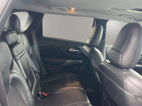 Used 2019 Jeep Cherokee Latitude Plus image 23