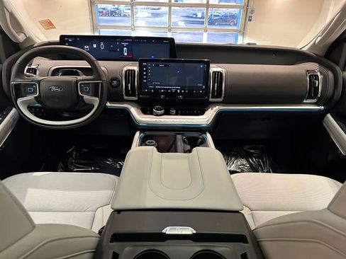 Used 2025 Ford Expedition Platinum w/ Driver's Package image 9