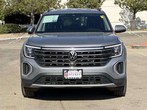 Used 2025 Volkswagen Atlas SE image 2