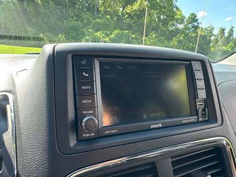 Used 2016 Dodge Grand Caravan R/T FWD image 18