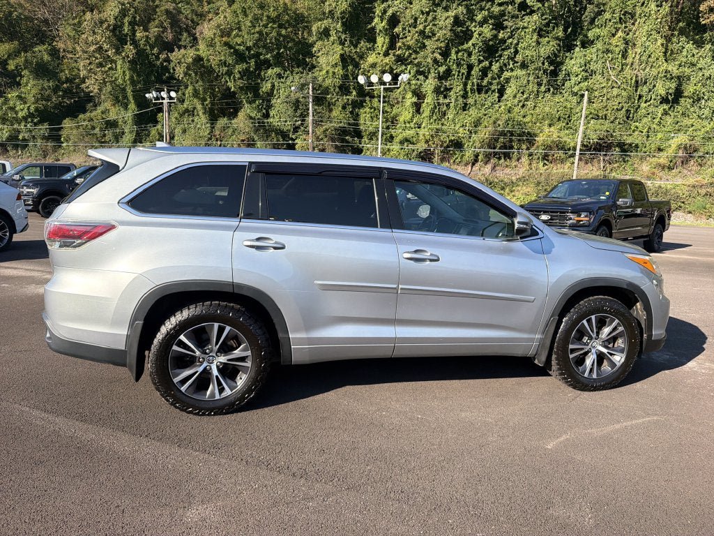 Used 2016 Toyota Highlander XLE AWD/4WD image 3