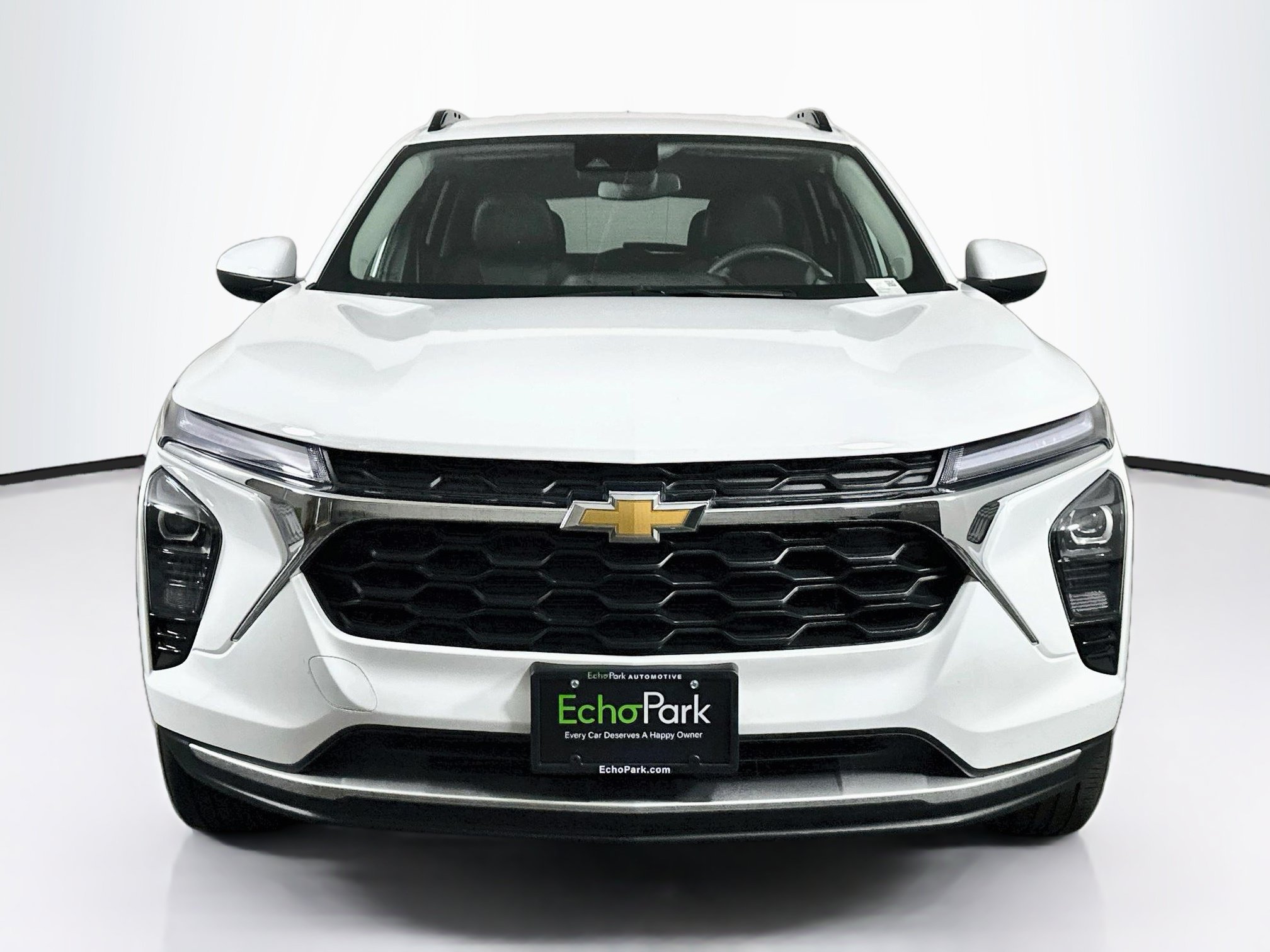 Used 2025 Chevrolet Trax LT FWD image 2