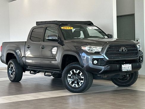 Certified 2017 Toyota Tacoma TRD Off-Road w/ Tow Package AWD/4WD image 2