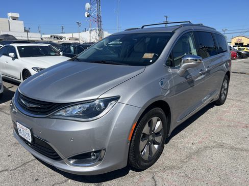 Used 2017 Chrysler Pacifica Platinum FWD image 2