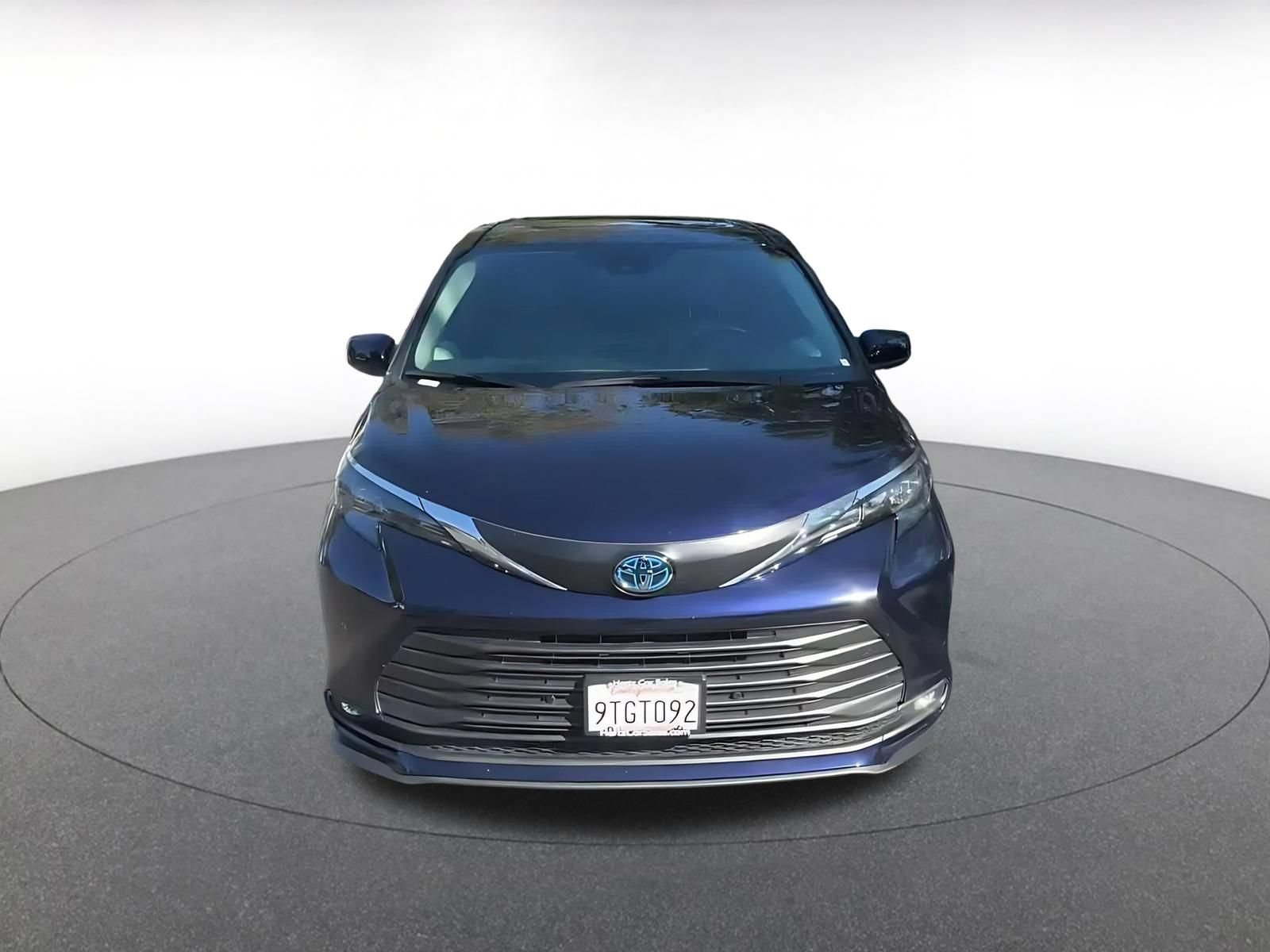 Used 2025 Toyota Sienna XLE FWD image 4