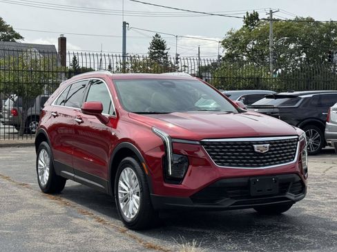 Certified 2024 Cadillac XT4 Luxury w/ Cold Weather Package AWD/4WD image 4