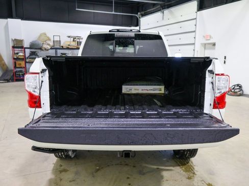Used 2019 Nissan Titan SV w/ SV Convenience Package image 5