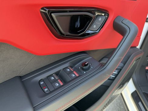 Used 2025 Lamborghini Urus SE AWD/4WD image 25