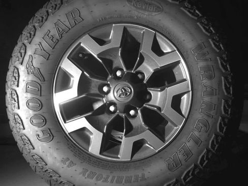 Used 2023 Toyota Tacoma TRD Off-Road image 10