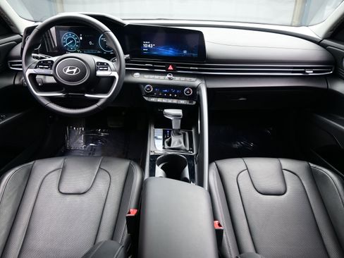 Certified 2025 Hyundai Elantra Limited image 17