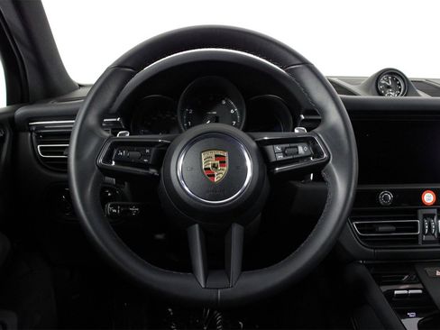 Used 2025 Porsche Macan image 12