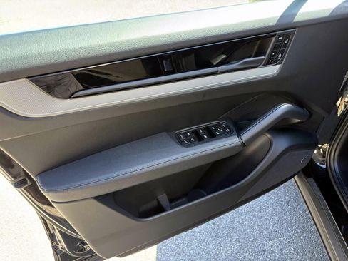 Used 2025 Porsche Cayenne image 22