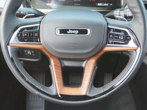 Used 2025 Jeep Grand Cherokee Summit AWD/4WD image 30