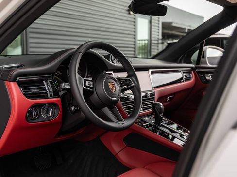 New 2026 Porsche Macan AWD/4WD image 4