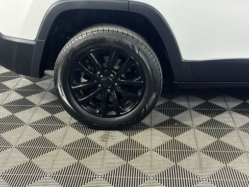 Used 2020 Jeep Cherokee Latitude Plus w/ Comfort/Convenience Group image 12