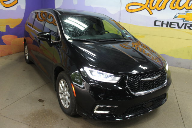 Used 2026 Chrysler Pacifica Select FWD image 2