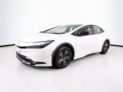 Used 2025 Toyota Prius LE FWD image 3