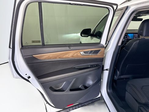 Used 2025 Volkswagen Atlas SE image 26