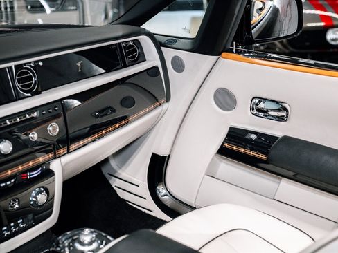 Used 2015 Rolls-Royce Phantom Drophead Coupe image 16