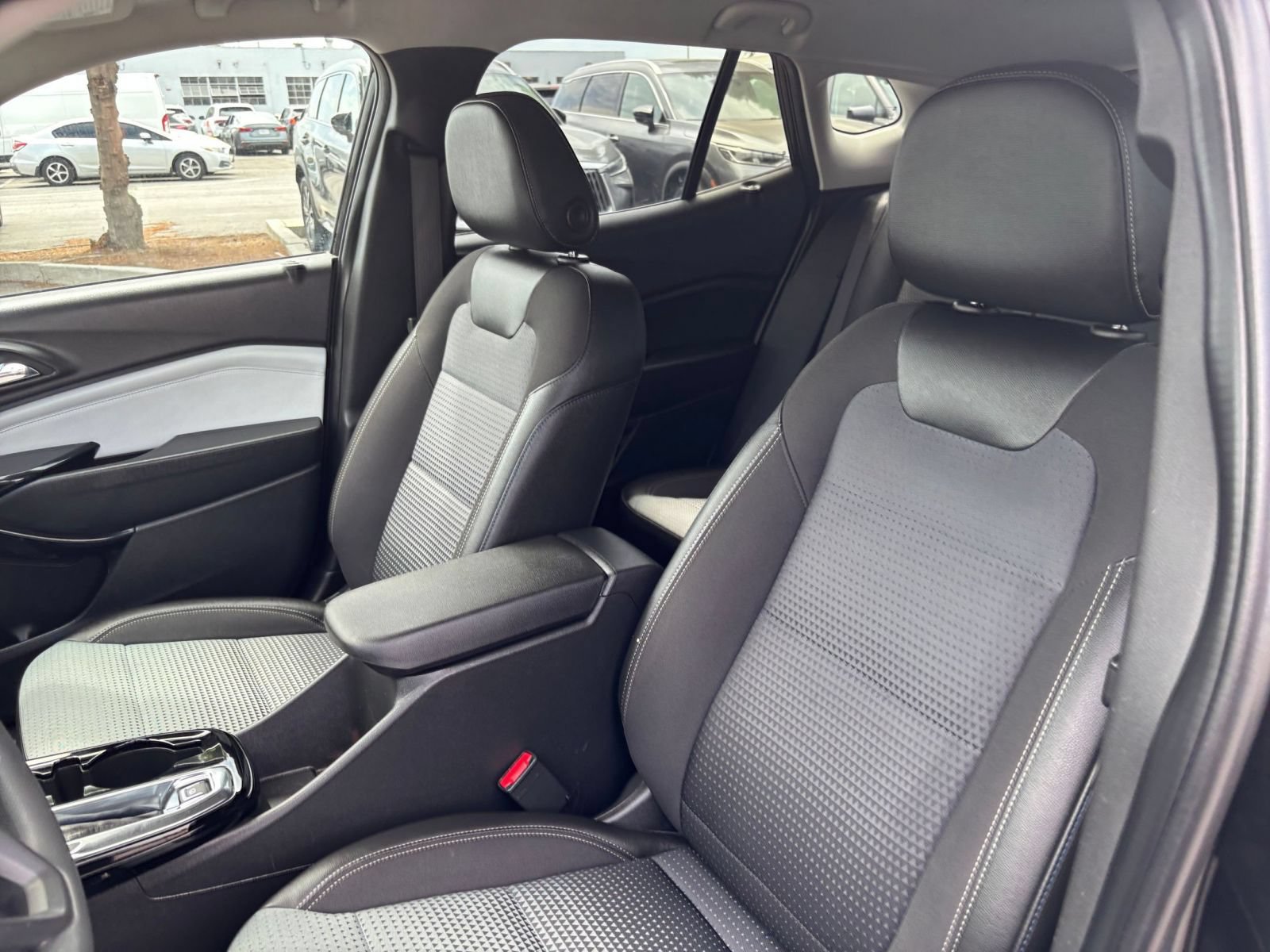 Used 2025 Chevrolet Trax LT FWD image 48