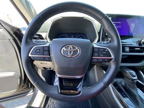 Used 2024 Toyota Highlander Limited AWD/4WD image 26