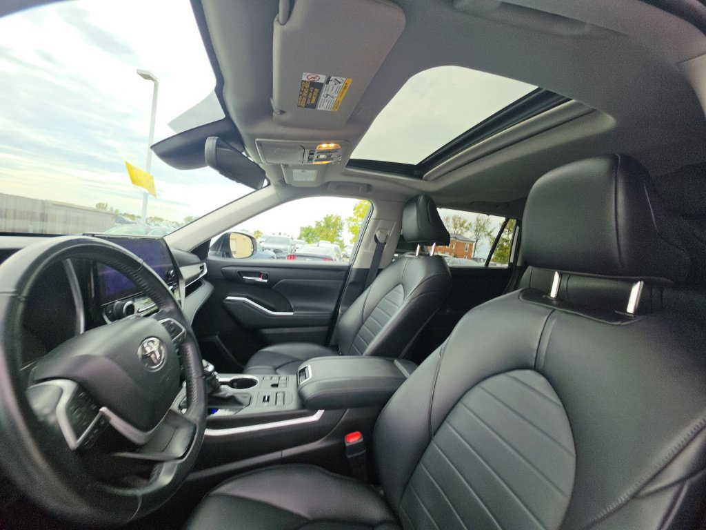 Used 2023 Toyota Highlander XLE AWD/4WD image 15
