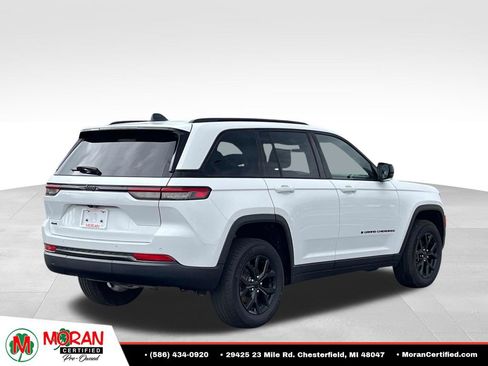 Used 2024 Jeep Grand Cherokee Altitude AWD/4WD image 5