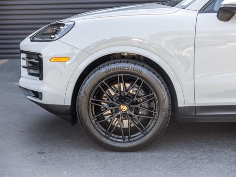 Certified 2024 Porsche Cayenne AWD/4WD image 11