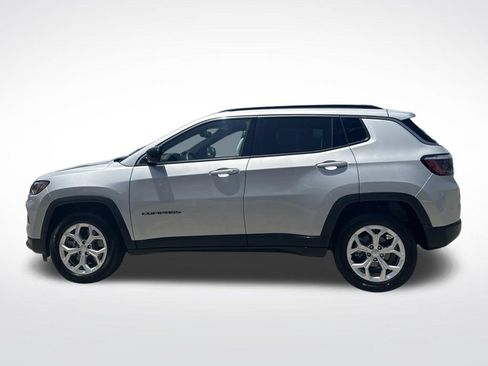 Used 2024 Jeep Compass Latitude AWD/4WD image 2
