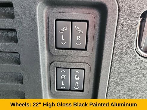 Used 2025 Chevrolet Traverse RS image 13