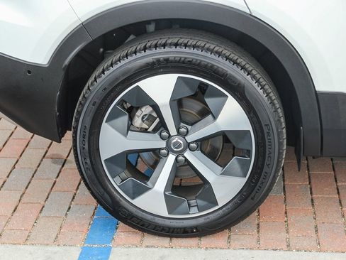 Used 2025 Volvo XC40 B5 Plus image 11