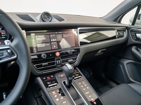 Certified 2025 Porsche Macan image 14