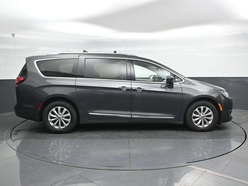 Used 2018 Chrysler Pacifica Touring-L FWD image 4
