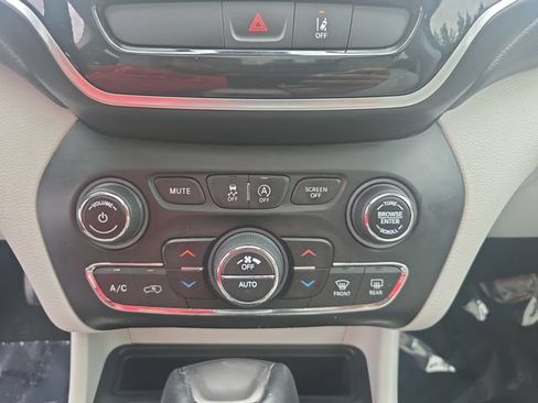 Used 2022 Jeep Cherokee Limited AWD/4WD image 26