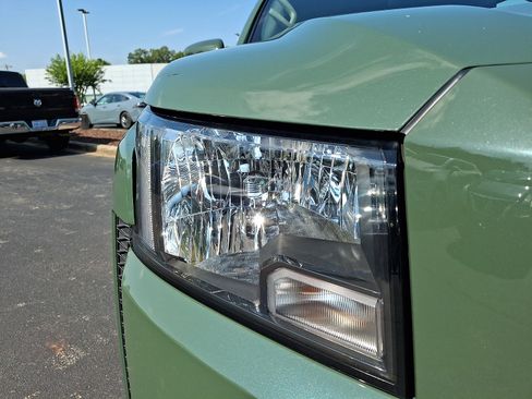 Used 2024 Nissan Frontier SV w/ Technology Package AWD/4WD image 9