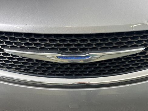 Used 2017 Chrysler Pacifica Touring-L FWD image 10