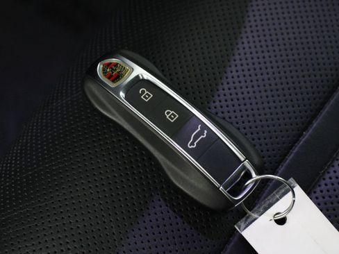 Certified 2023 Porsche Cayenne Platinum Edition image 34