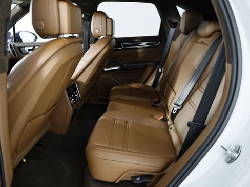 Certified 2023 Porsche Cayenne Turbo S AWD/4WD image 28