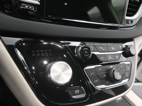 Used 2023 Chrysler Pacifica Touring-L image 14