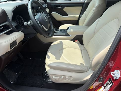Used 2022 Toyota Highlander XLE FWD image 10