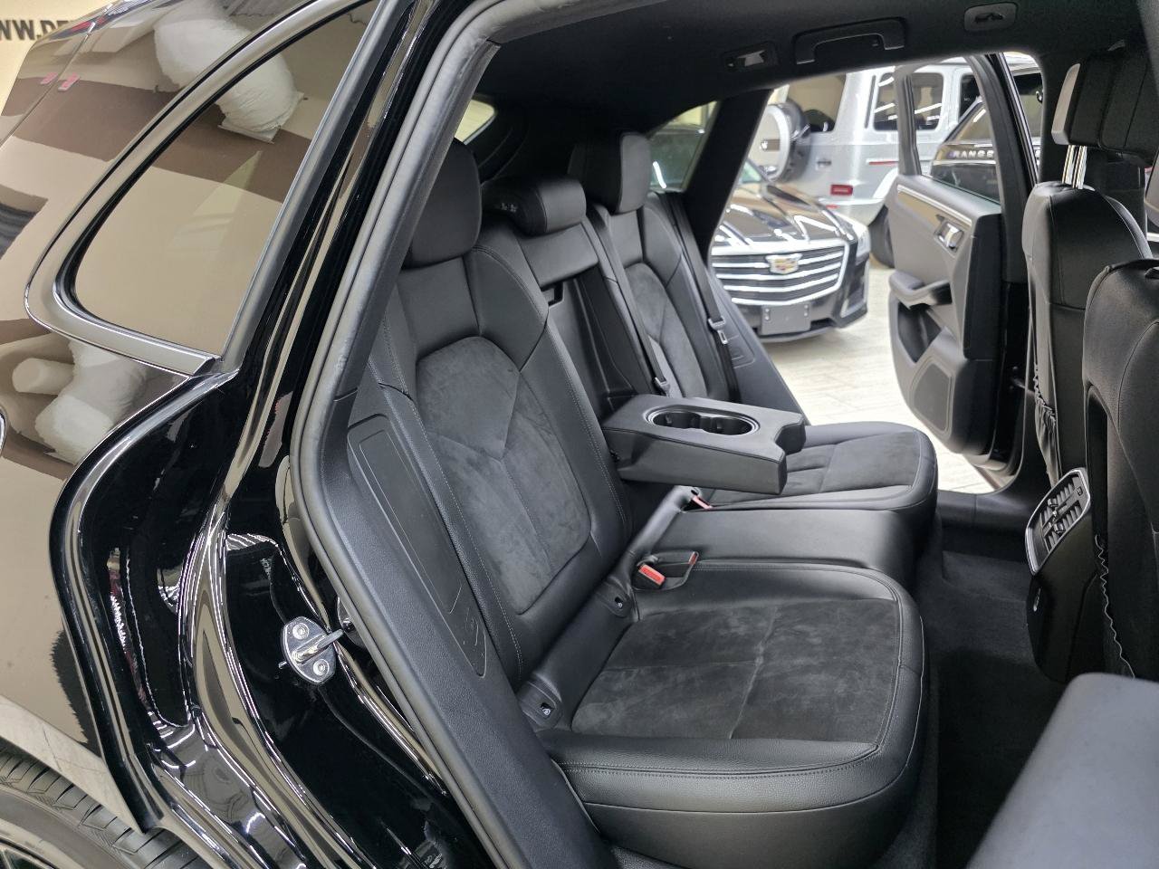 Used 2018 Porsche Macan AWD/4WD image 23