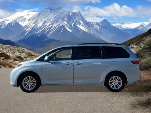 Used 2017 Toyota Sienna XLE image 2