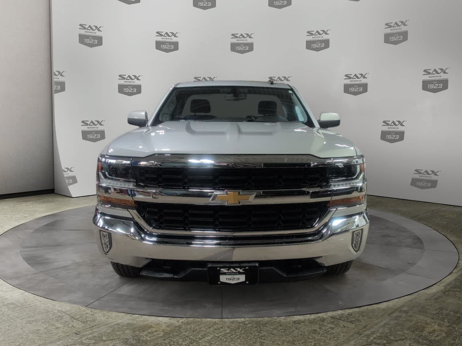 Used 2018 Chevrolet Silverado 1500 LT w/ LT Convenience Package AWD/4WD image 8