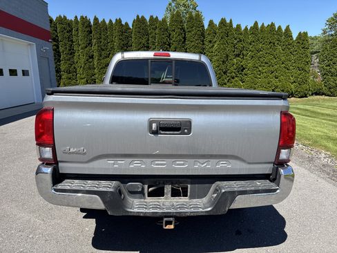 Used 2022 Toyota Tacoma SR5 w/ SR5 Appearance Package (SM) AWD/4WD image 4