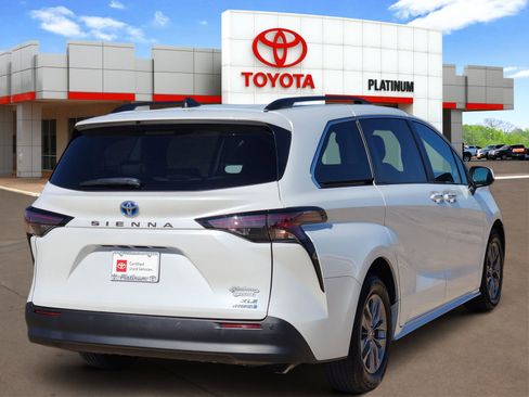 Used 2023 Toyota Sienna XLE image 4