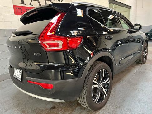 Used 2025 Volvo XC40 B5 Core AWD/4WD image 3