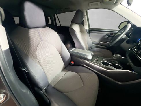 Used 2023 Toyota Highlander LE FWD image 31